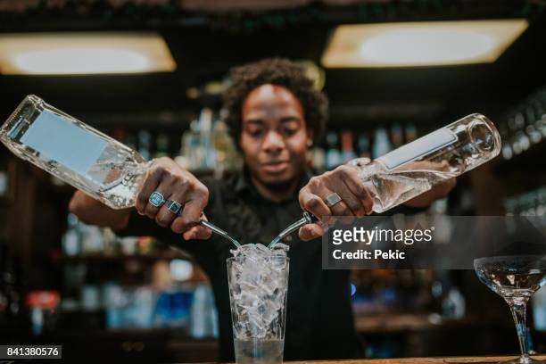jonge barista cocktails maken - bartender mixing drinks stockfoto's en -beelden