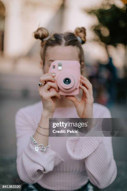 innamorato del colore rosa e di questa fotocamera istantanea - one young woman only foto e immagini stock