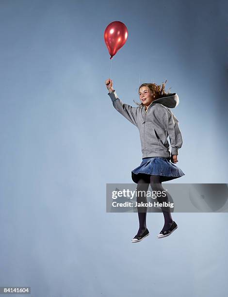 girl flying with ballon - child balloon studio photos et images de collection