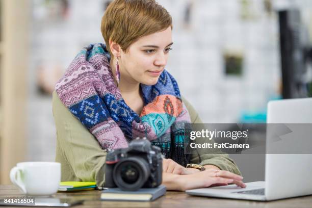 fotógrafo  - shawl collar fotografías e imágenes de stock