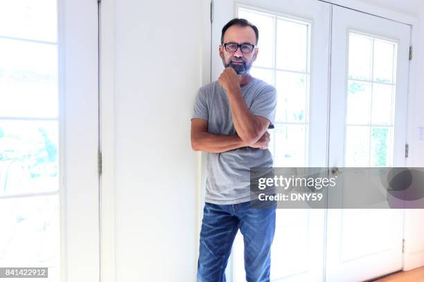 retrato de latino vestido ocasional - europeo del sur fotografías e imágenes de stock
