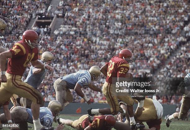 Simpson in action, rushing vs UCLA. Los Angeles, CA CREDIT: Walter Iooss Jr.