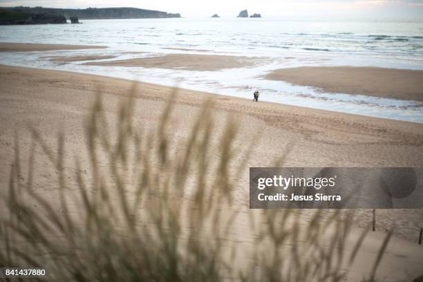 couple in parque natural dunas de liencres - sierra de cantabria imagens e fotografias de stock