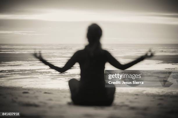 girl doing yoga and meditation in parque natural dunas de liencres - sierra de cantabria imagens e fotografias de stock