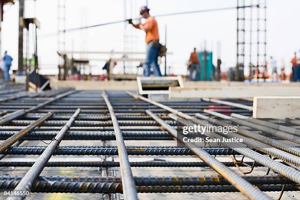 ironworker prepping rebar for poued concrete floor - armação de construção - fotografias e filmes do acervo