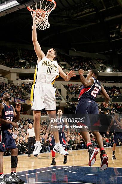 Jeff Foster of the Indiana Pacers dunks against the Atlanta Hawks at Conseco Fieldhouse on December 30, 2008 in Indianapolis, Indiana. NOTE TO USER:...