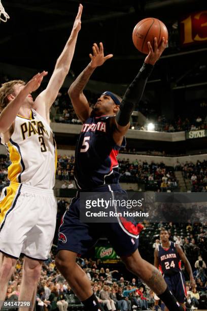 Josh Smith of the Atlanta Hawks drives against Troy Murphy of the Indiana Pacers at Conseco Fieldhouse on December 30, 2008 in Indianapolis, Indiana....