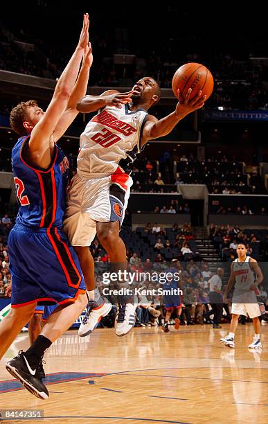 David Lee of the New York Knicks guards against Raymond Felton of the Charlotte Bobcats on December 30, 2008 at the Time Warner Cable Arena in...