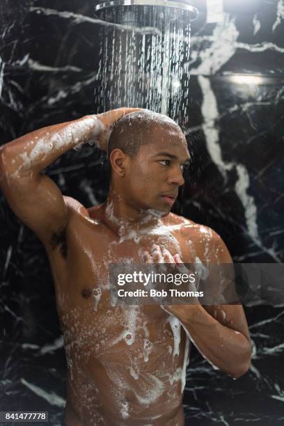 male pampering - hombre en la ducha fotografías e imágenes de stock
