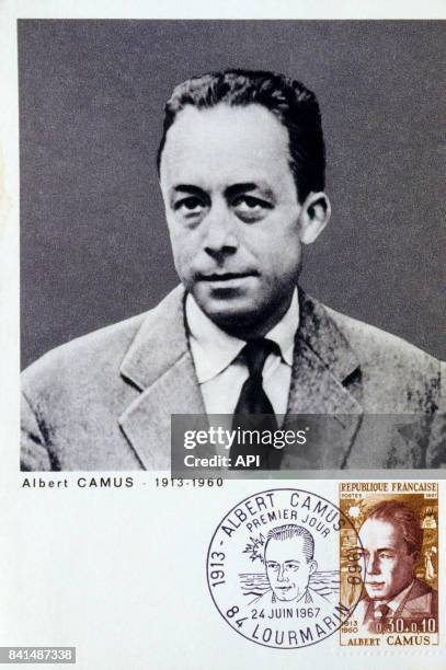 Portrait de l'écrivain français Albert Camus illustrant une carte postale, un timbre et un cachet de la Poste.
