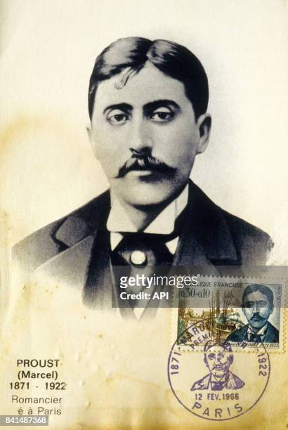 Portrait de l'écrivain français Marcel Proust illustrant une carte postale, un timbre et un cachet de la Poste.
