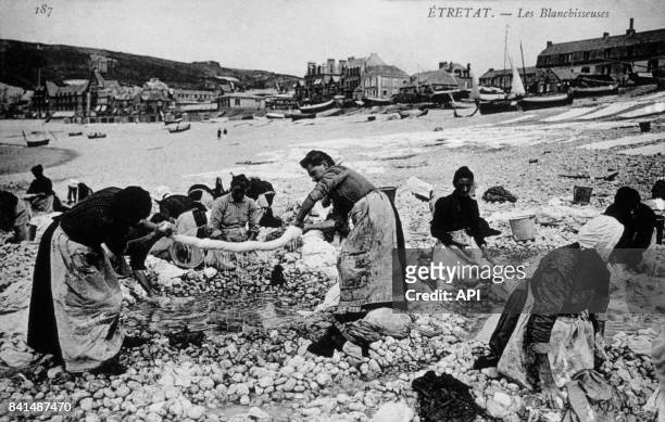 Carte postale illustrée par une photographie de blanchisseuses sur la plage d'Etretat, en France.