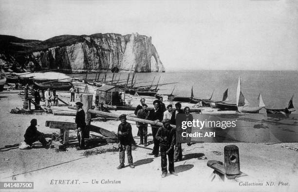 Carte postale illustrée par la photographie d'un cabestan sur la plage d'Etretat, en France.