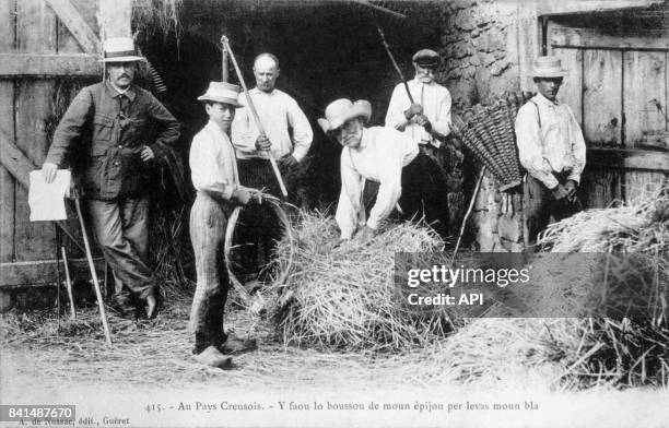 Carte postale illustrée par la photographie d'agriculteurs de la Creuse qui travaillent la paille à la ferme, en France.