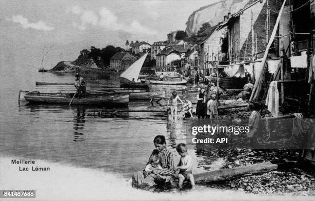 Carte postale illustrée d'une photographie de pêcheurs et leur famille au bord du lac Léman à Meillerie, en France.