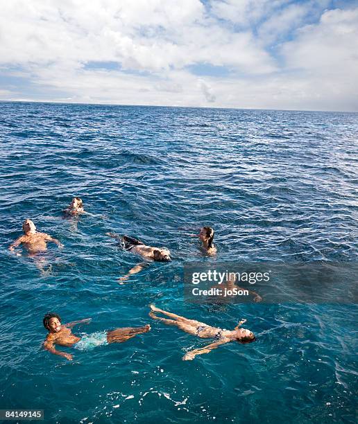 freinds swimming in ocean, at sea - vadear imagens e fotografias de stock
