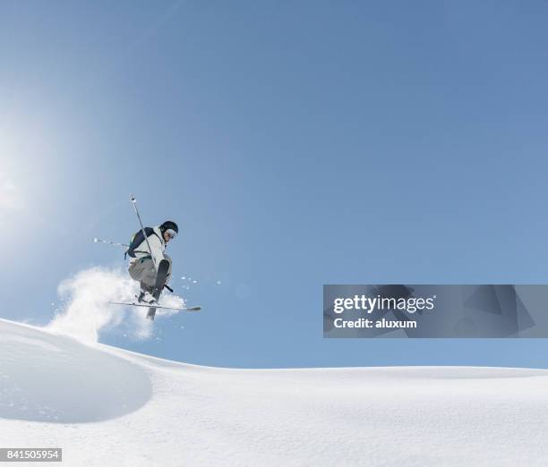 skiër springen - freestyle skiing stockfoto's en -beelden