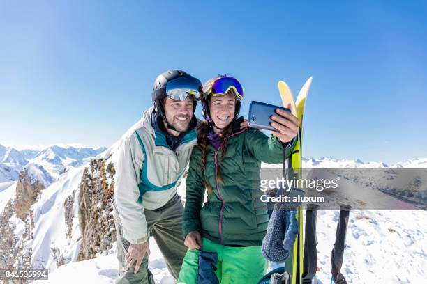 homme et femme faisant une photo de selfie au sommet de la montagne au cours de la journée de ski dans l’arrière-pays - baqueira beret photos et images de collection