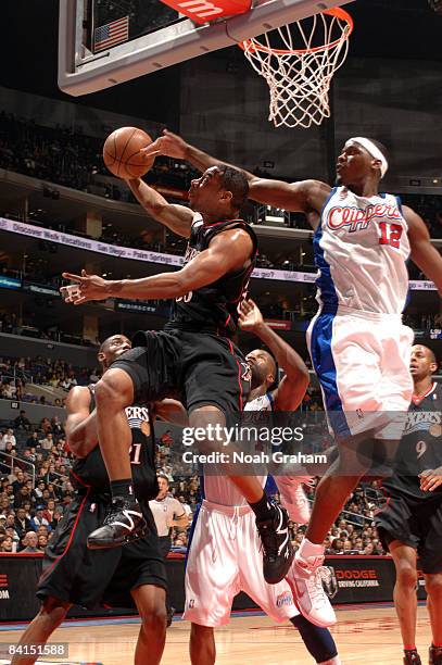 Willie Green of the Philadelphia 76ers has his shot challenged by Al Thornton of the Los Angeles Clippers at Staples Center on December 31, 2008 in...