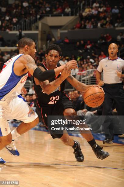 Louis Williams of the Philadelphia 76ers drives against Jason Hart of the Los Angeles Clippers at Staples Center on December 31, 2008 in Los Angeles,...