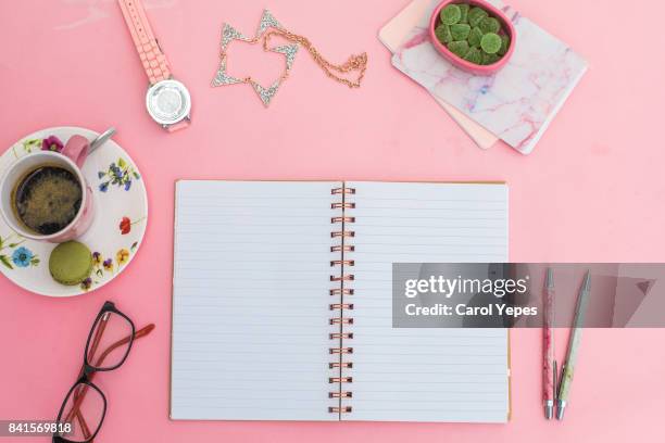 top view open blank notebook pen and eyeglasses - blank book on desk stock-fotos und bilder