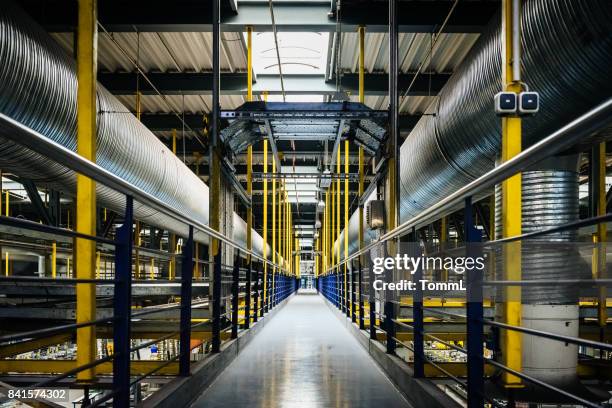 pasillo vacío fábrica - igual fotografías e imágenes de stock