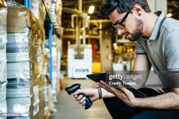 arbeiter mit barcode-leser und digital-tablette - industrial warehouse stock-fotos und bilder