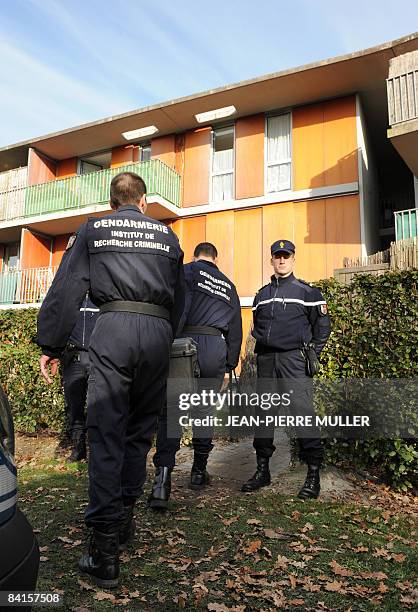 Des gendarmes de l'identification criminelle arrivent le 2 janvier 2009 au bas de l'immeuble où les corps d'une mère de famille et de trois de ses...