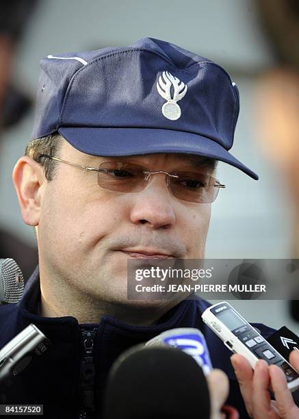 Le colonel de gendarmerie Franck Crispino répond aux journalistes le 2 janvier 2009 devant l'immeuble où les corps d'une mère de famille et de trois...