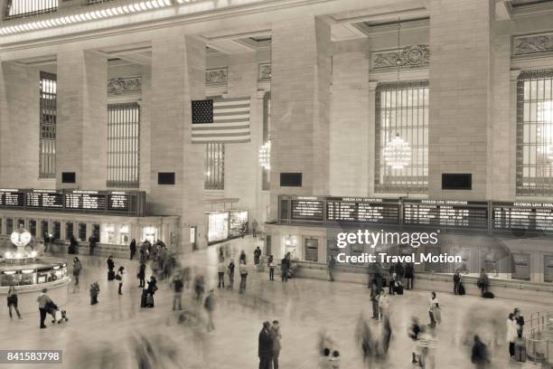 grand central station in manhattan, new york city - vintage commute with the new york city subway stock-fotos und bilder