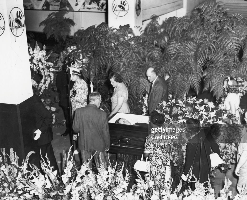 As the body of American baseball player Babe Ruth lies in state in ...
