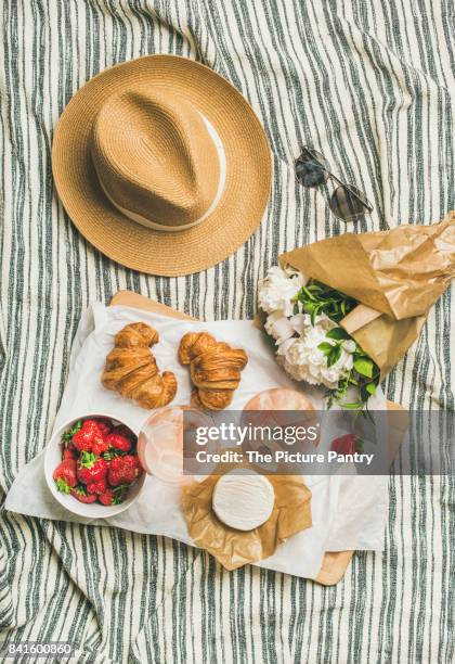 flat-lay of rose wine, strawberries, croissants, brie cheese, peony flowers - レジャーシート ストックフォトと画像