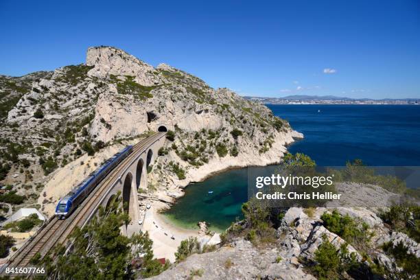 coastal railway along mediterranean coast between marseille & martigues - bouches du rhone 個照片及圖片檔