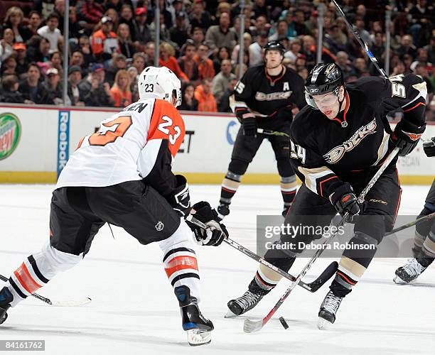 Ossi Vaananen of the Philadelphia Flyers reaches in for the puck against Bobby Ryan of the Anaheim Ducks during the game on January 2, 2009 at Honda...