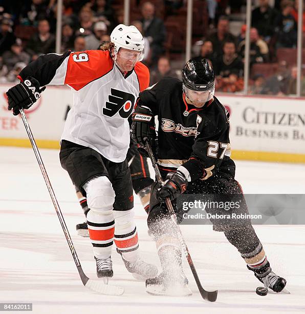 Scott Hartnell of the Philadelphia Flyers battles for the puck against Scott Niedermayer of the Anaheim Ducks during the game on January 2, 2009 at...