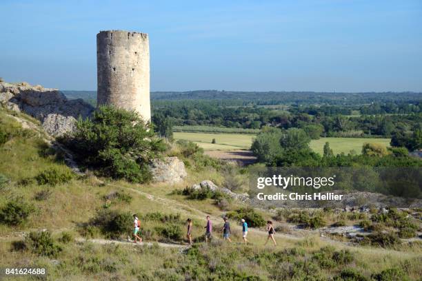 walkers & medieval tower le paradou les alpilles - les alpilles stockfoto's en -beelden