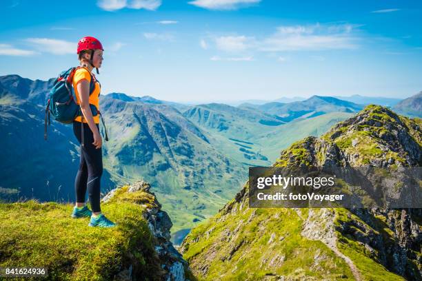 frau kletterer auf bergrücken mit blick auf glen coe highlands schottland - mountain ridge stock-fotos und bilder