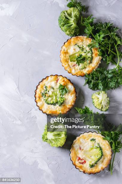 baked quiche pie with greens - pudim-de-leite imagens e fotografias de stock