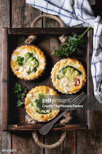 baked quiche pie with greens - flan tart fotografías e imágenes de stock