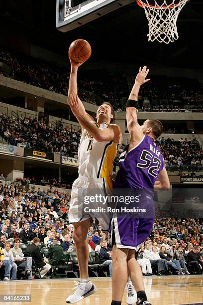 Jeff Foster of the Indiana Pacers shoots over Brad Miller of the Sacramento Kings at Conseco Fieldhouse on January 3, 2009 in Indianapolis, Indiana....