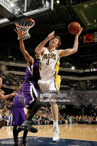 Troy Murphy of the Indiana Pacers battles Mikki Moore of the Sacramento Kings at Conseco Fieldhouse on January 3, 2009 in Indianapolis, Indiana. The...