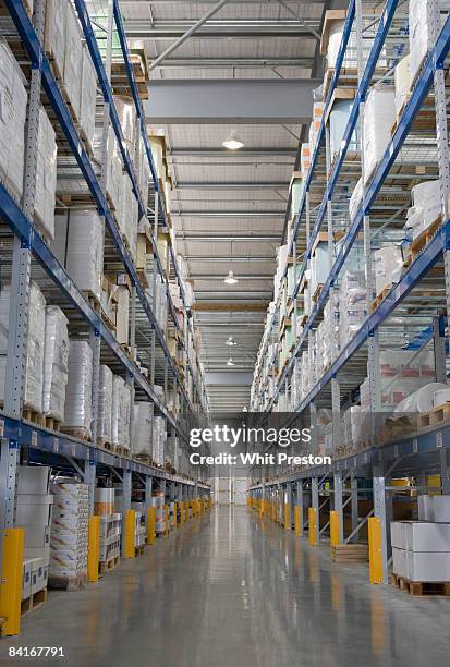 warehouse shelving aisle. - hoch allgemeine beschaffenheit stock-fotos und bilder