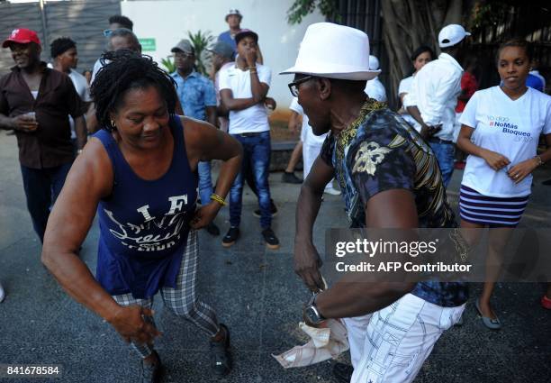 Couple dances Rumba during a musical homage to the late Cuban leader Fidel Castro, on September 1, 2017 in Havana. / AFP PHOTO / YAMIL LAGE