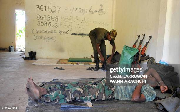 Sri Lanka's troops rest in the Tamil Tiger political capital town of Kilinochchi, some 330 kilometers north of Colombo on January 4, 2009. Sri Lankan...