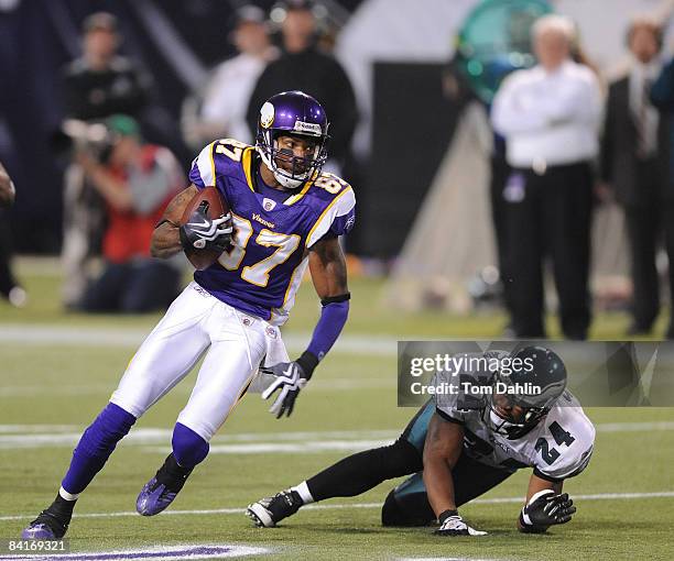 Bernard Berrian of the Minnesota Vikings carries the ball during the NFC Wild Card playoff game against the Philadelphia Eagles on January 4, 2009 at...