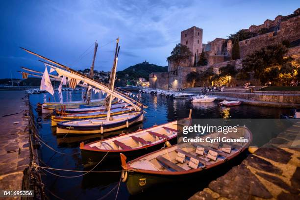 barques catalanes and fort of collioure - dämmerung stock pictures, royalty-free photos & images