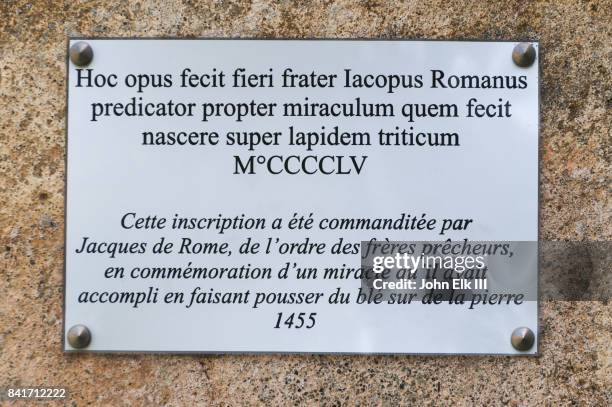 santa maria assunta church in canari, sign - placa conmemorativa fotografías e imágenes de stock