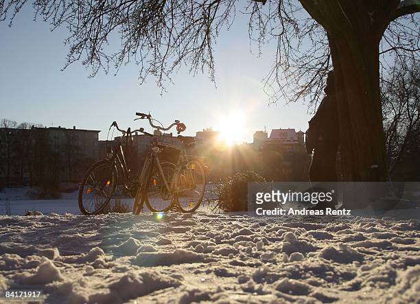 Sunbeam reflects as cyclists rest at Lietzenseepark on January 5, 2009 in Berlin, Germany. Germany expects freezing conditions with snow, ice and...
