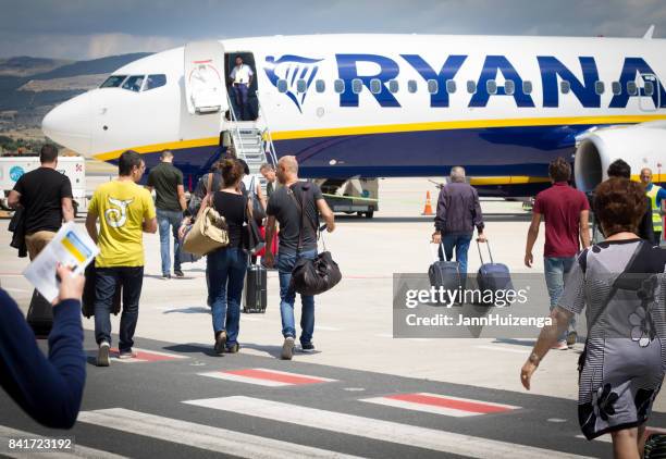 comiso, sizilien, italien: passagiere ryanair auf asphalt - ryanair stock-fotos und bilder