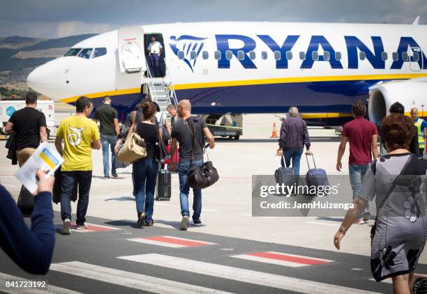 comiso, sicily, italy: passengers boarding ryanair on tarmac - ryanair imagens e fotografias de stock